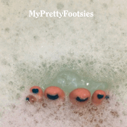 myprettyfootsies:  Bathtime!
