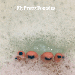 Myprettyfootsies:  Bathtime!