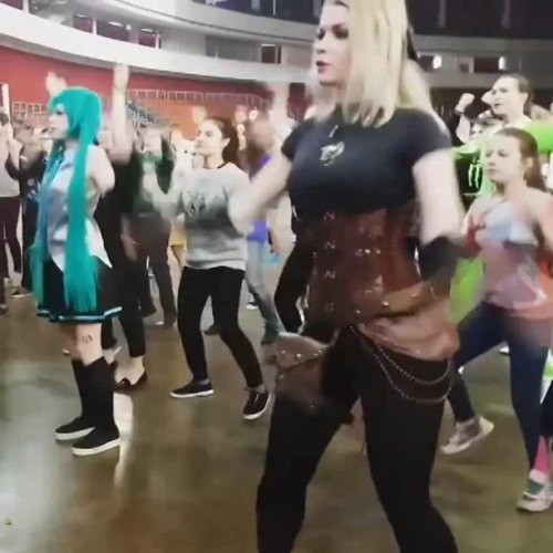 girls-do-cosplay: who is this cosplayer? tiny.cc/tazzpy