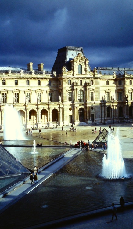 Cour du Louvre, journée orageuse d'automne, Paris, 1998.
