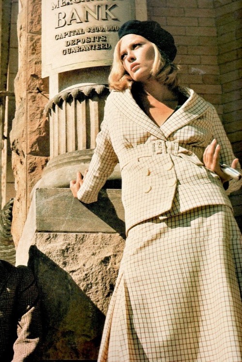 summers-in-hollywood:Faye Dunaway on the set of Bonnie and Clyde, 1967