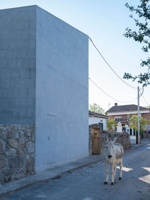 Casa del Nogal, Ávila‎, Spain, Designed by Raúl Almenara,Photographs by Juan 