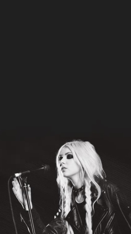 ulockssocool:  Taylor Momsen (simple)