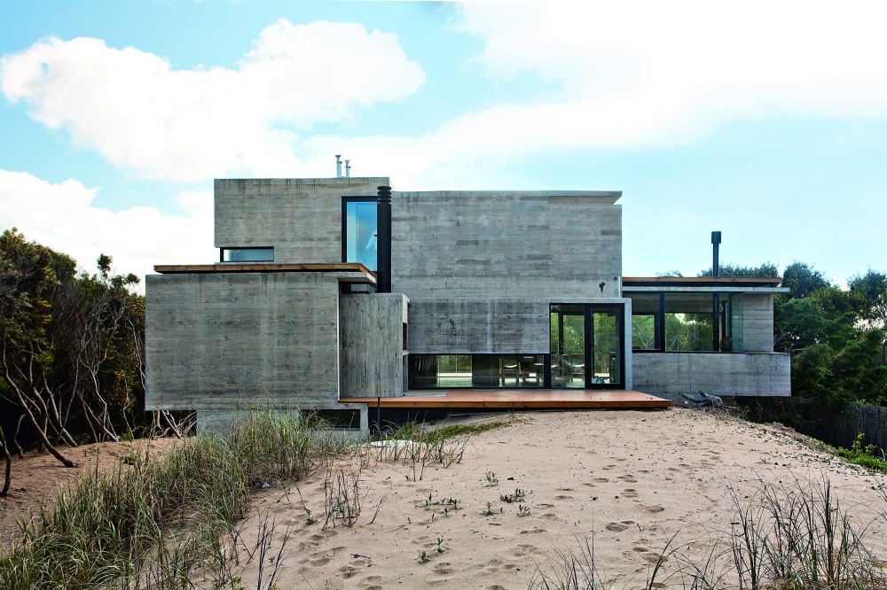 formascriticas:  → Casa Playa por Besonias Almeida Arquitectos. ©Guillerme Morelli