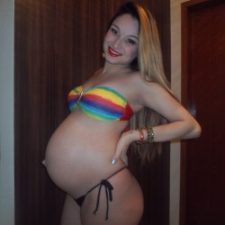 preggokiss:  Your sweet preggo piggy live