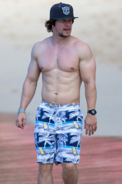 shirtlessmalecelebs:  Mark Wahlberg