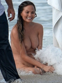 chillimansnudeandhotstars:  Chrissy Teigen