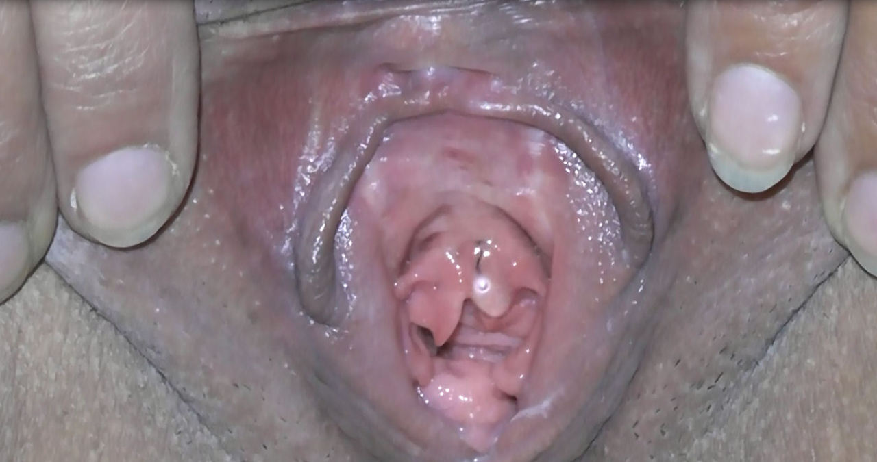 klrspussy:  Peeing while holding my labia open so you can clearly see my urethra