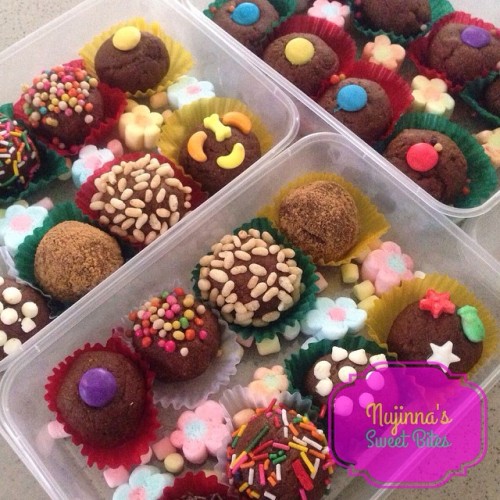 Available Sweets: Grahamballs Classic Box of 8 - P60.00 Box of 12 - P80.00 Box of 20 - P135.00 Gr