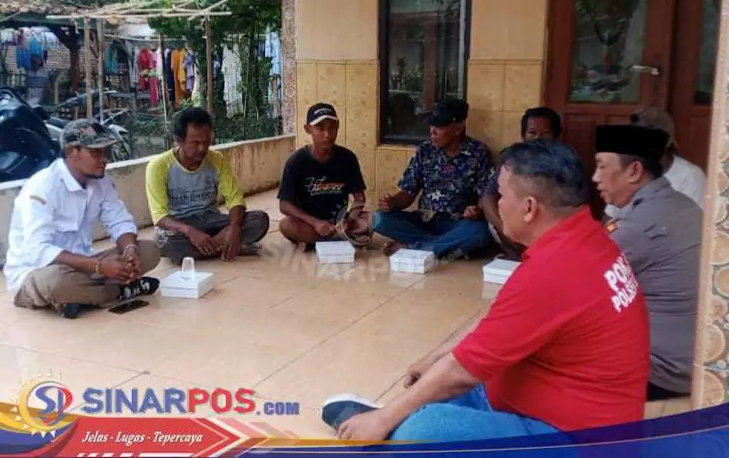 Jelang Hari Bhayangkara Ke 79, Kapolsek Klari Gelar Jumat Curhat, Tampung Keluh Kesah dan Curhatan Warga Dusun Ciwadas Desa Klari Tentang Kamtibmas