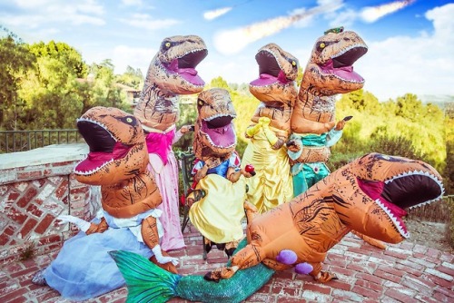 thetragicallynerdy:disneybound:via Van Kelsing [ID: Seven photos of a cosplay of blow up T-Rex costu