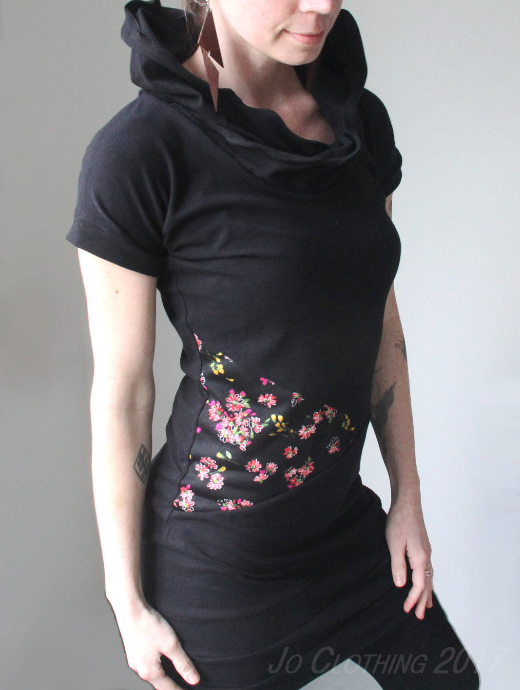 hooded top with extra long sleeves Black with Cement Grey spiraling stripe details
