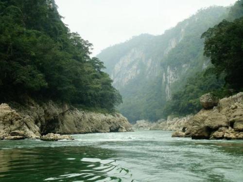 Río Usumacinta flowing through the Usumacinta Canyon (Tenosique, Mexico).