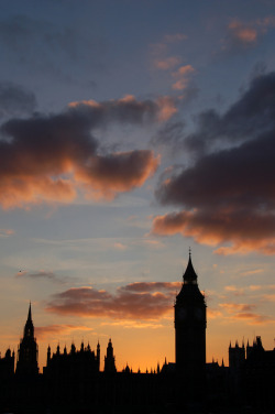 travelingcolors:  Sunset in London (by Sylvain