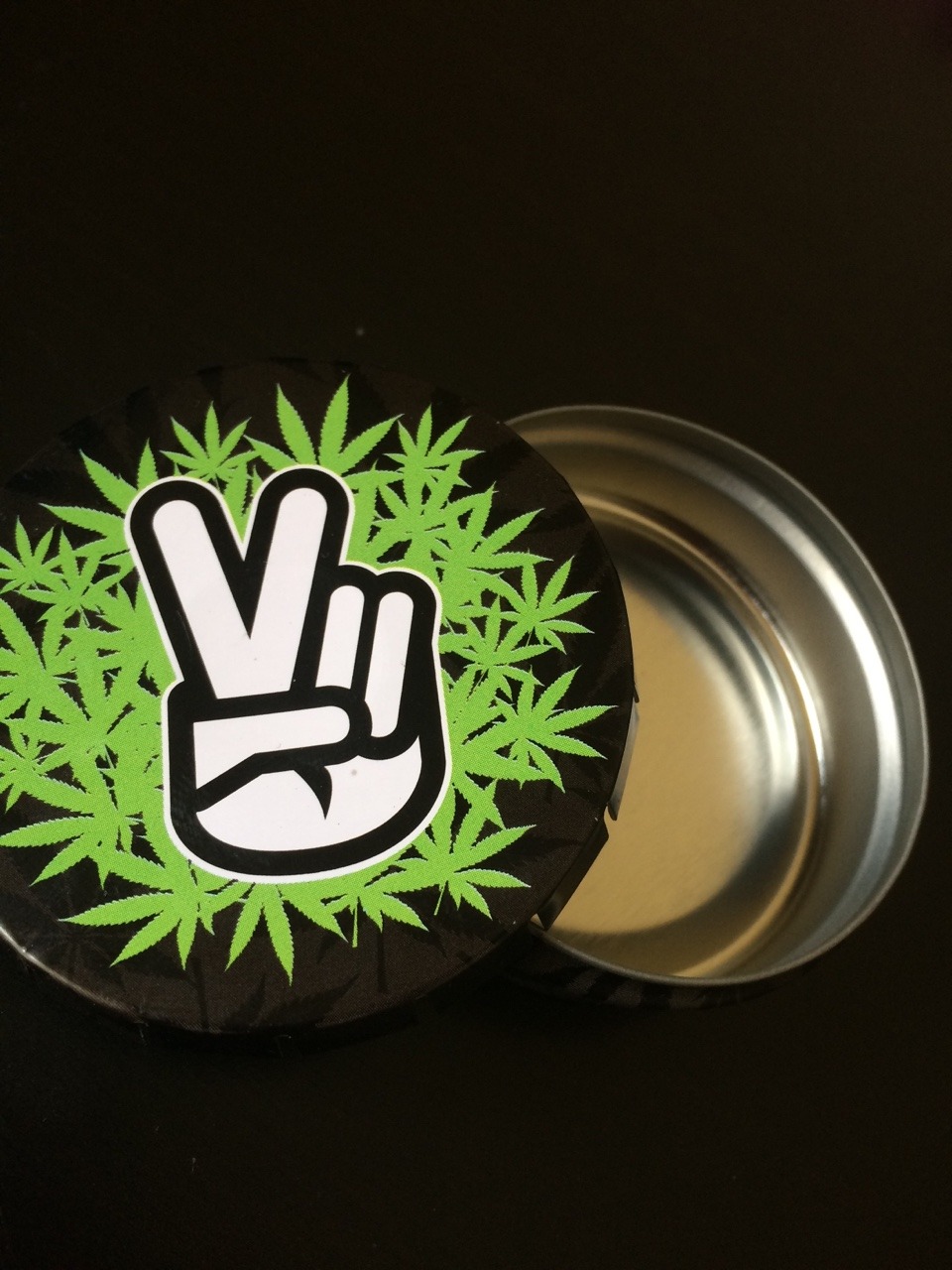 d0pest-0nerxo:  FIRST GIVEAWAY winner will recieve: 1 Grassleaf plastic grinder 1