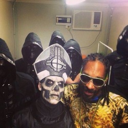 namelessworshippers:  Yo yo yo! Ghost chilin’ with Snoop Dogg! 