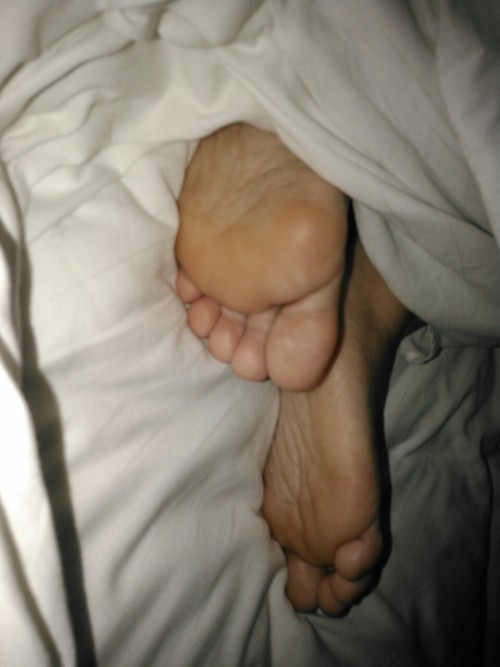 wvfootfetish: toered: Sleeping wife. Sexy soles!