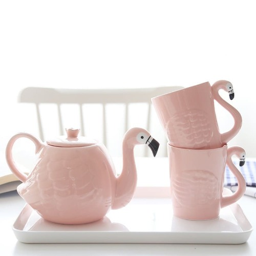 Idk about you but I&rsquo;m living for this Flamingo Tea Pot! It&rsquo;s sold separately from the cu