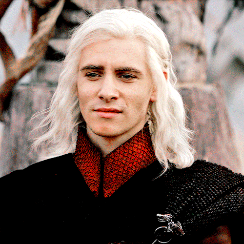 HARRY LLYOD As VISERYS TARGARYEN III Game Of Thrones S1E1 "Winter Is Coming"