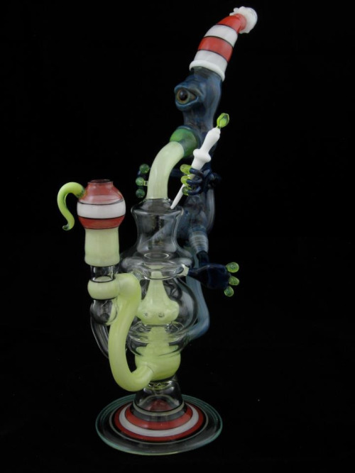 percolatorbongpro:  Cool alien smoking bowl rig!  For more info about percolator