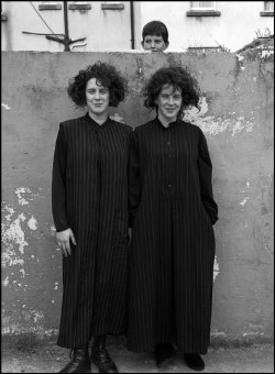  Ferdinando Scianna IRELAND. Connemara. 1993. Fashion shoot for Yamamoto with non-professional models. Sharon and Suzanne McNamara. 