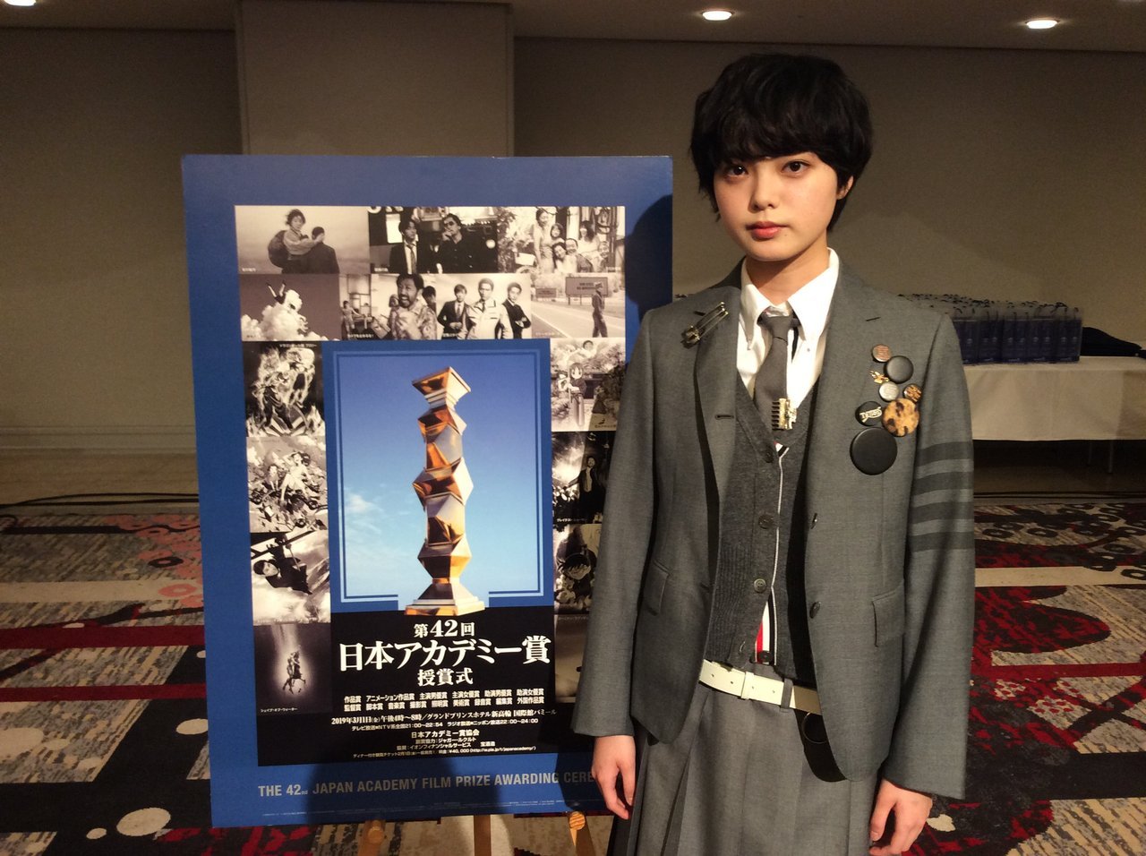 techiparco:     Hirate Yurina at Japan Academy Award. She won Rookie of the Year