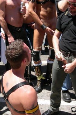 open4piss:  Piss action at Dore Alley