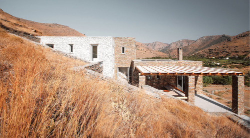 Rocksplit by Cometa ArchitectsThe steep ground and the plot’s narrow dimensions determine the 