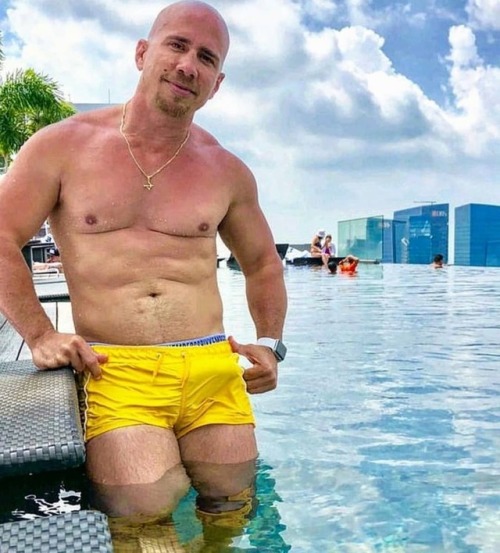 gstuds: ❤️@instamuscledaddies Dude, swim nude!  It’s a whole lot less binding!