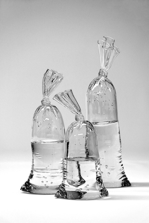 jursh:itscolossal:Glass Sculptures by Dylan Martinez Perfectly Imitate Water-Filled Plastic Bags“oh 