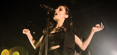 yasfinneys:  Banks live at the El Rey Theatre in LA, her hometown (May 29th) 