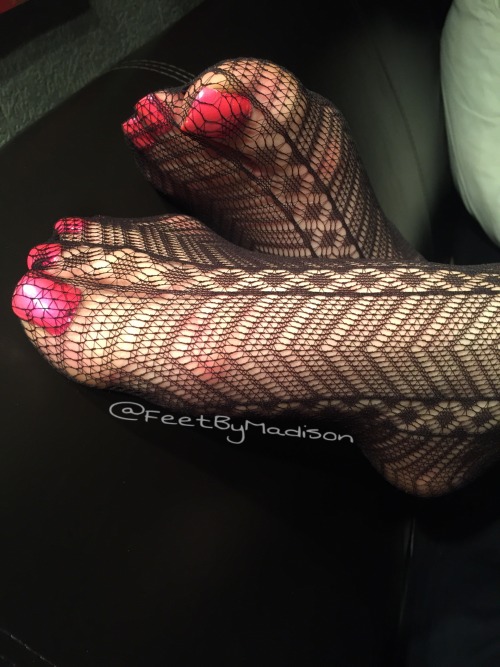 Pink toes n fishnets:)