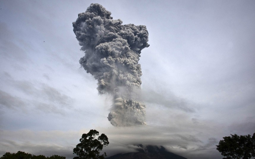 inothernews:  Mount Sinabung spews pyroclastic smoke as seen from Tigapancur village