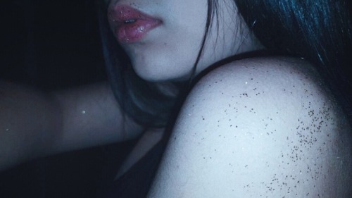 Acércate a mis labios.  Instagram: @marianhenriq
