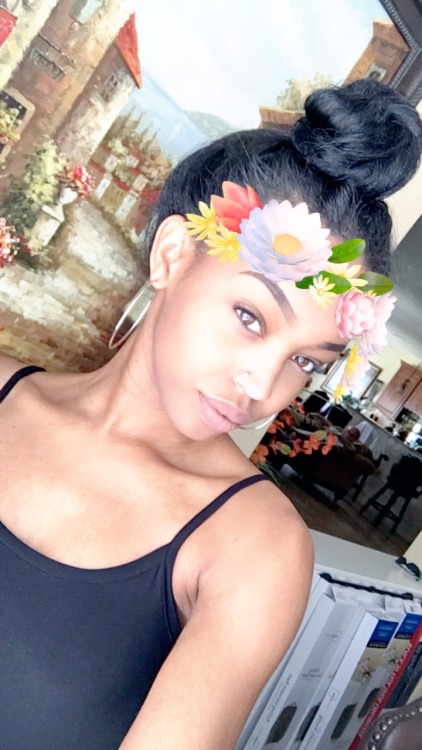 gunzonyatmblr:  micaela-jae:  BLACKOUT 🌺  She is perf! 😍 