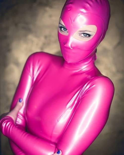 lovegirlinlatex: If you are looking for a slave or for someone to have a dirty conversation chat me 