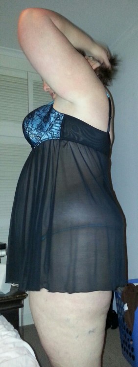 happily-sharing-her: wotthu:Reblog my missus please ! very sexy lady!