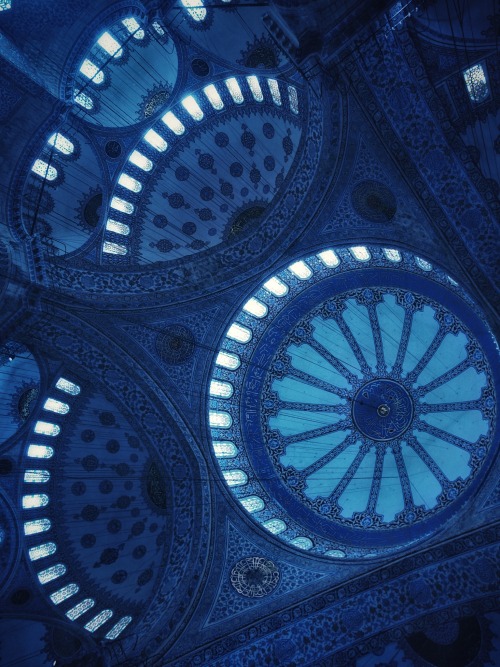 littlethoughtsanddreams:Blue Mosque - Istanbul, Turkey.