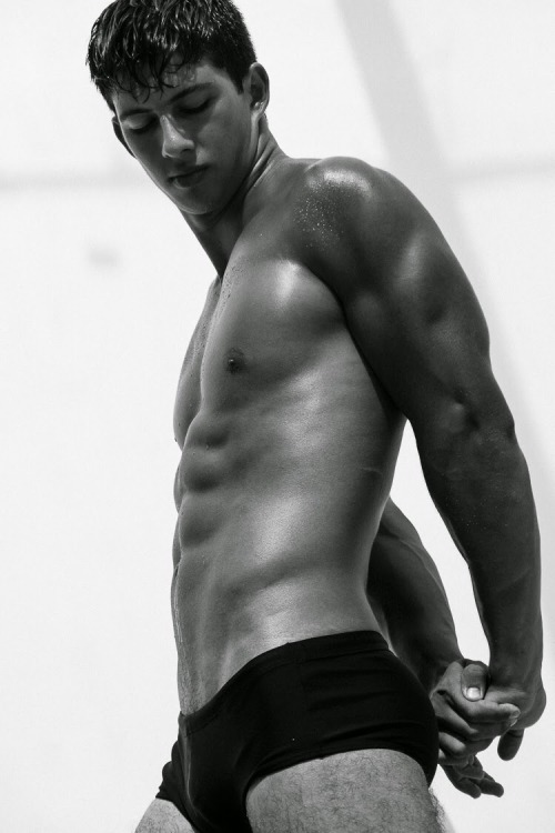 speedoabs:  Hot handsome tan man…with staircase abs & hairy thighs!