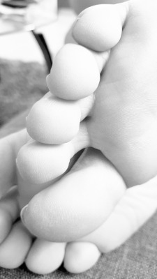 lovetoesandsoles: Soft feet. 