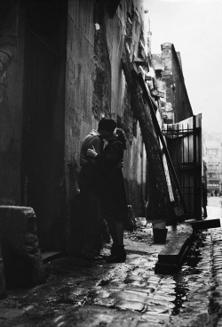 m3zzaluna: lovers, paris, 1950s [original] © jean-philippe charbonnier  https://painted-face.com/