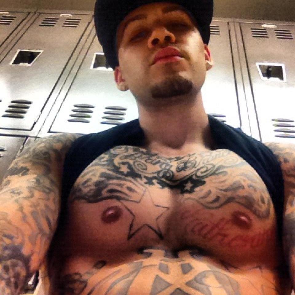 betocheto17:  I love it when guys wear cowboy hats  😍  He has a nice inked up