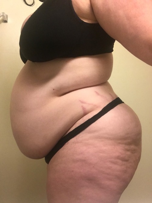 ffafeed:Just a fat slut with a huge gut 💕😊