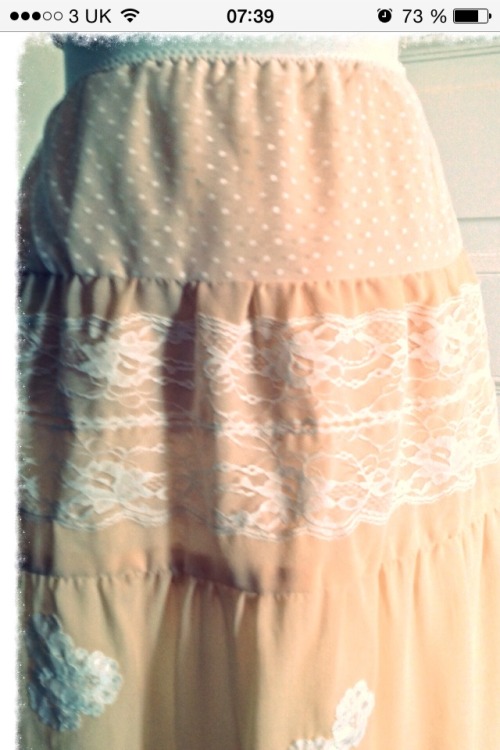 http://vintagemadbymuriel.wordpress.com/2014/08/11/boho-tiered-skirt-who-wants-a-tutorial/