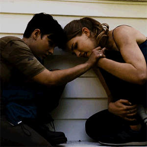 Girlfriends holding hands (◡‿◡✿)