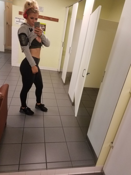 theroyal-highness:  Sneaky gym titty pic👅💦