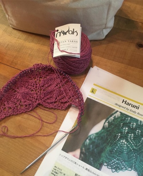 Today, I started to knit my shawl yarn: #myak pattern: #harunishawl #haruni レース編みが恋しくて、編み出す（笑） #a
