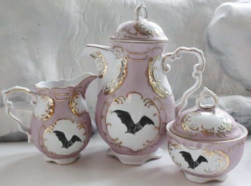 todaysbird:thebibliosphere:mermaiddragon:mizstorge:Bat tea pot, creamer, sugar bow, and tea cupl. Av