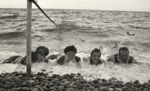 judicialinvestigator:Николай II, Ольга Александровна и Великие Княжны на Ливадийском пляже, август