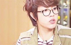 woo-suhan:  Sungyeol x Glasses x Food  GLASSES.